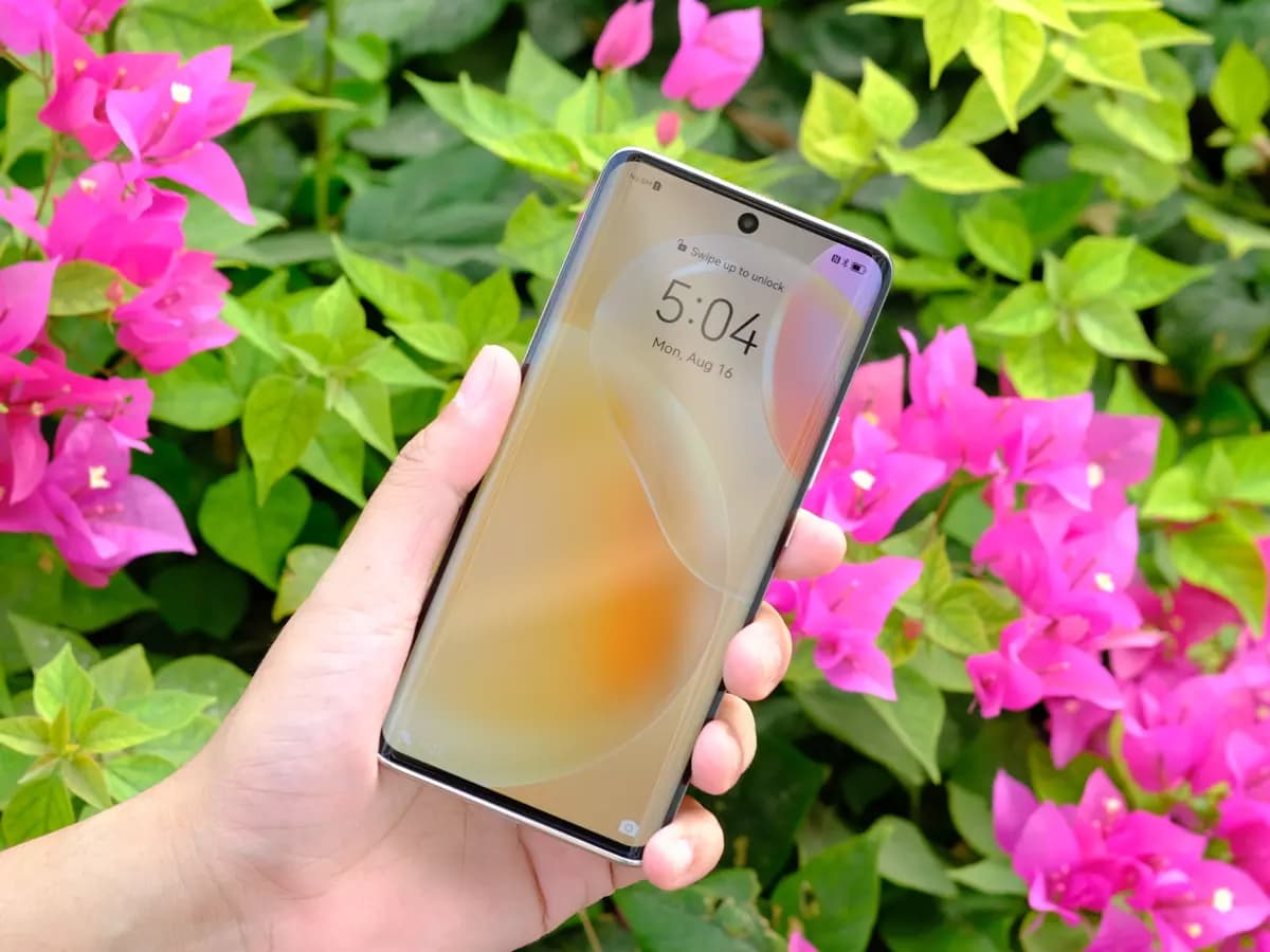 The HUAWEI nova 8