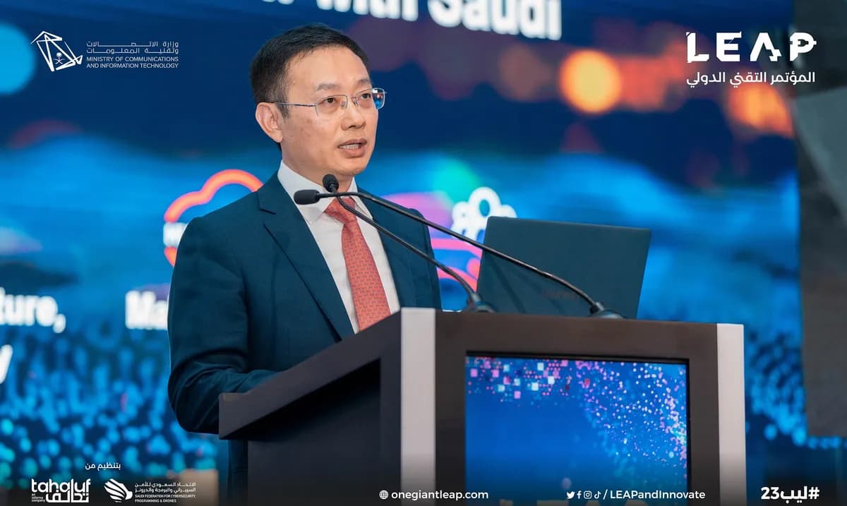 المملكة العربية السعودية، 08 فبراير 2023: ألقى ستيفن يي، رئيس شركة هواوي في الشرق الأوسط وآسيا الوسطى، كلمة رئيسية في مؤتمر "ليب 2023" سلط فيها الضوء على واقع وآفاق تعاون هواوي مع شركائها في إطار دعم التحول الرقمي في المملكة والعمل على تطوير بنية تحتية أقوى لتحقيق المكاسب المنشودة من القدرات الحاسوبية على مستوى المملكة والمنطقة، ويشمل ذلك مراكز البيانات الخضراء ومنصات الذكاء الاصطناعي وأبحاث هندسة الحوسبة المستقبلية. وتشارك هواوي في "ليب 2023" بصفتها شريكاً استراتيجياً تحت شعار ’إطلاق القدرات الرقمية‘. وتستعرض ابتكاراتها الشاملة مع التركيز على شبكات الجيل الخامس ونصف 5.5G، والحوسبة السحابية، والذكاء الاصطناعي، والطاقة الرقمية، والأمن السيبراني، وتطبيقات الصناعة المصممة لتلبية احتياجات مختلف القطاعات من الجهات الحكومية إلى المرافق العامة والنفط والغاز والصحة والطاقة وغيرها. ولفت ستيفن يي النظر إلى عملية التحول الرقمي السريع الذي تشهده المملكة، لا سيما توجه الحكومة نحو اعتماد استراتيجيات الحكومة الرقمية المبتكرة. وذكر أن رؤية 2030 تهدف لزيادة حصة الصادرات غير النفطية من 16% إلى 50% وتحسين تصنيف الناتج المحلي الإجمالي للمملكة في القائمة العالمية. وأشار يي إلى أن حاجة القطاع الملحّة إلى التكنولوجيا الرقمية المتطورة لتحسين الإنتاجية وتحقيق التطور الصناعي وتعزيز التنمية الاقتصادية، هي السبب بتحقيق التوسع الاقتصادي. وقال في هذا السياق: "تحرص هواوي على التعاون مع الحكومة وشركائها في القطاع لدعم تطوير أحدث تقنيات الاتصال لتوفير الوصول الدائم إلى خدمات الإنترنت السريع في كل مكان بموثوقية عالية وزمن استجابة منخفض". ولاستكمال هذا المسار الناجح، سلط يي الضوء على ضرورة تفعيل مزيد من جهود تعزيز البنية التحتية الرقمية، فاليوم، يتوقع المتبنون الأوائل واللاحقون لحلول الحوسبة السحابية انفتاح آفاق الاتصال والحوسبة السحابية. وعلى مستوى خدمات الاتصال، أشار يي إلى أن هواوي تقود بنشاط موجة التطور نحو عصر شبكات الجيل الخامس ونصف، مما يعزز كفاءة الشبكة إلى حدٍ كبير، ويضمن سرعات واسعة النطاق بمستوى 10 جيجابت، ويلبي حاجة القطاع لخدمات اتصال موثوقة وزمن استجابة منخفض. وذكر ييي بأن المؤسسات تحتاج تحتاج حالياً لتحقيق أقصى استفادة ممكنة من الحوسبة السحابية، وإجراء قفزات نوعية في هذا الشأن. وقال يي: "ما من شك أن الحوسبة السحابية تمثل المستقبل، لا سيما على صعيد تسريع عجلة التحول الرقمي للقطاع. وفي السعودية، قام عدد متزايد من المؤسسات بتطبيق سياسة ’السحابة أولاً‘ في استراتيجية التحول الخاصة بهم وخططهم لنقل أكثر من 50% من أعمالهم إلى السحابة". وتعمل هواوي على بناء منطقة سحابية في المملكة لمساعدة العملاء على تحقيق أقصى استفادة ممكنة من الحوسبة السحابية وبناء حلول الذكاء الاصطناعي وإنترنت الأشياء للمدن الذكية والحكومات والمؤسسات الكبيرة بالاستناد إلى خدمة "هواوي كلاود". كما وأشار يي إلى أهمية وجود منظومات رقمية محلية أقوى لدعم التحول الرقمي. وعليه، تعمل هواوي على تعزيز شبكات التعاون المفتوحة والنجاح المشترك عبر المنظومات الرقمية المحلية. وفي ديسمبر 2022، وقعت الشركة مذكرة تفاهم مع وزارة الاتصالات وتكنولوجيا المعلومات لبناء شراكة استراتيجية لتحقيق مجتمع "10Gbps". وأوضح يي كذلك دور تبني مزايا هواوي في مجال الاتصالات وحلول المؤسسات والحوسبة السحابية والطاقة الخضراء في دعم مساعي المملكة لبناء مستقبل واعد في العصر الرقمي بالكامل. وأخيراً، سلط يي الضوء على دعم هواوي لتنمية الجيل الجديد من المواهب الرقمية. وتعاونت هواوي مع الحكومات والأوساط الأكاديمية والقطاع لإثراء منظومة مواهب تكنولوجيا المعلومات والاتصالات في المنطقة. وتعمل مبادرات المسؤولية الاجتماعية التي تتبناها الشركة على تمكين آلاف الشباب العرب سنوياً من الارتقاء بمسيرة عملهم في مجال تكنولوجيا المعلومات والاتصالات، ويشمل ذلك برنامج "بذور المستقبل"، ومسابقة هواوي السنوية لتقنية المعلومات والاتصالات، وأكاديمية هواوي لتقنية المعلومات والاتصالات، ومراكز الابتكار المشتركة، والمختبرات، وغيرها من مبادرات المسؤولية الاجتماعية للشركات. وفي منطقة الشرق الأوسط، أنشأت هواوي 167 أكاديمية لتقنية المعلومات والاتصالات لتدريب أكثر من 11,000 موهبة من المواهب الرقمية المحلية؛ في حين شارك أكثر من 3500 طالب في برنامجها الرائد "بذور المستقبل"، مما ساعد أكثر من 40 ألف شخص في الحصول على شهادة هواوي. وبشكل عام، دربت الشركة أكثر من 120 ألف موهبة بمجال تكنولوجيا المعلومات والاتصالات في الشرق الأوسط، وهي ملتزمة بتحقيق المزيد بالتعاون مع الشركاء. وتتمثل رؤية ورسالة هواوي في توفير التكنولوجيا الرقمية لكل فرد ومنزل ومؤسسة من أجل بناء عالم ذكي مترابط تماماً. وتحرص الشركة على الترويج لنهج الابتكار المفتوح، مع التركيز على الحوار البنّاء، والتعاون عبر القطاع، وتبادل الخبرات مع دول الشرق الأوسط وجميع أنحاء العالم.