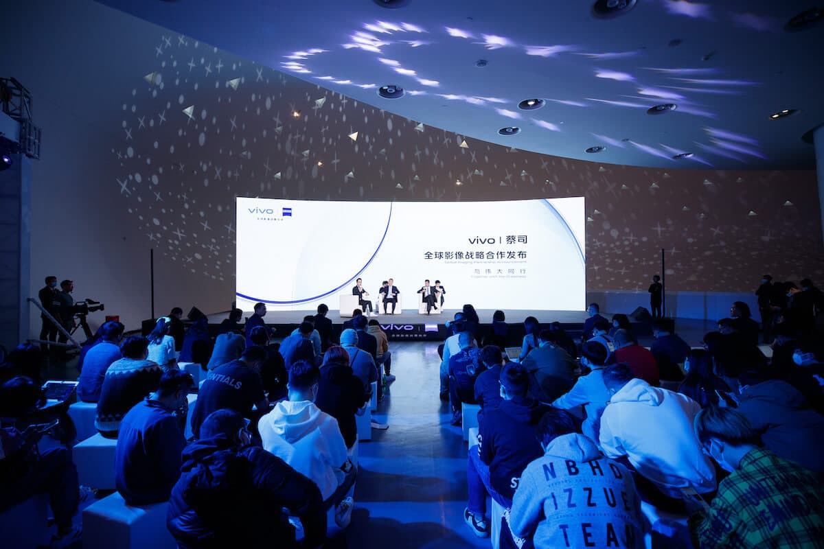 Executives from vivo and ZEISS elaborate strategic partnership at the event copy-2