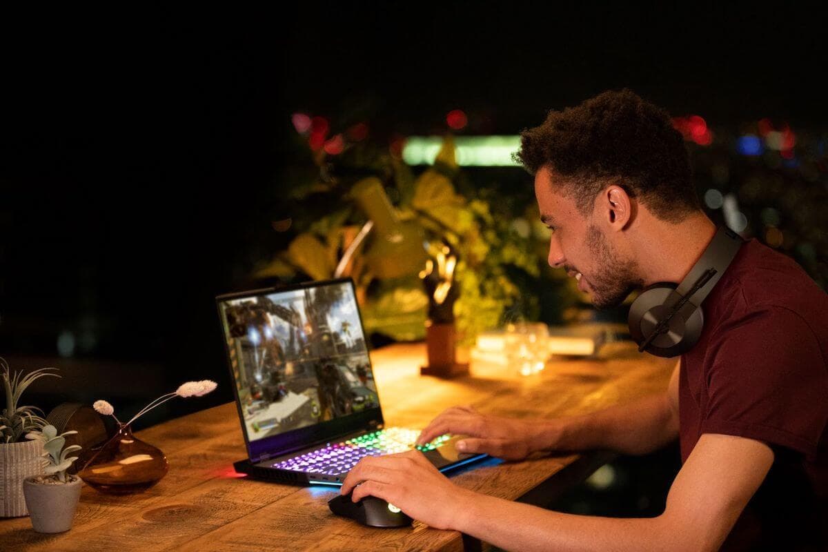 Lenovo Legion H600 Wireless Gaming Headset_Gaming Lifestyle