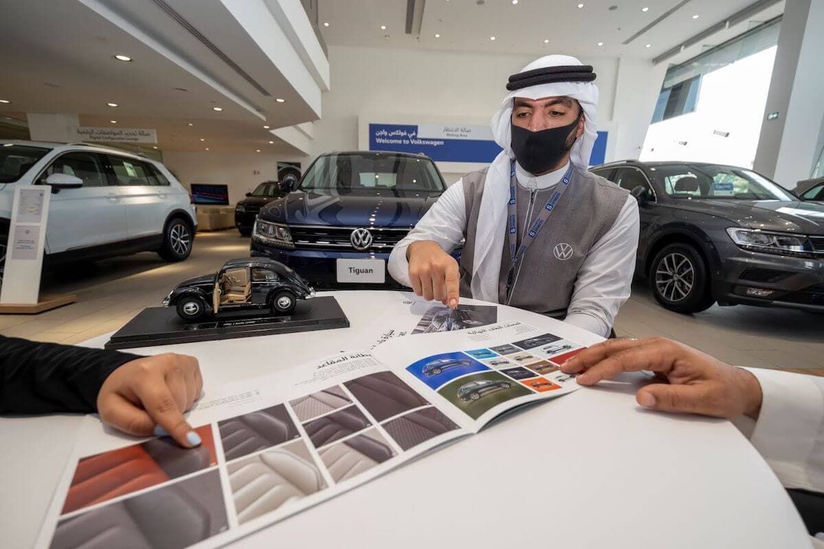 Volkswagen sales team consulting customers-فريق مبيعات فولكس واجن برفقة أحد من العملاء