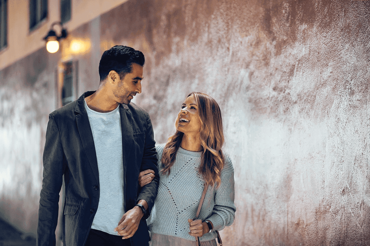 Fitbit_Inspire_2_Lifestyle_Street_Couple_Night_Midnight_Leather_Silver_Mesh_458