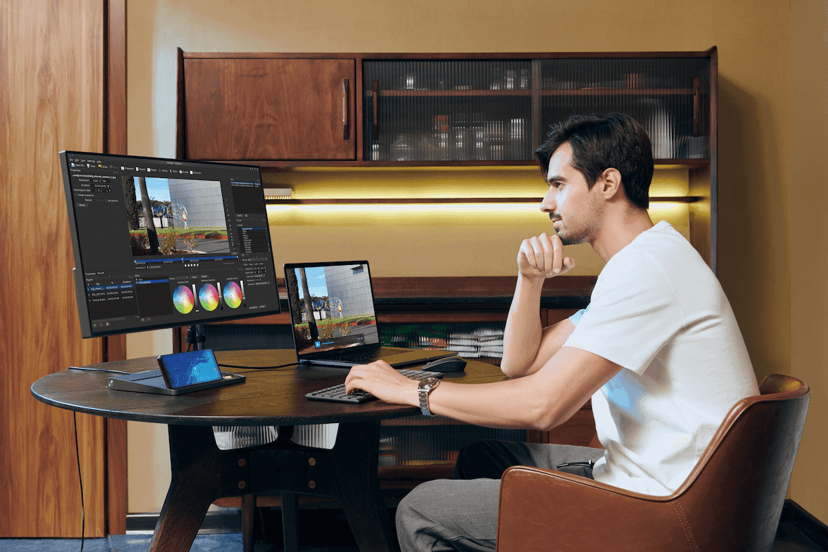 Monitor_for_content_creator_working_from_home