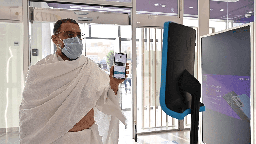 الروبوت الشخصي والروبوت الأمني يتسابقان لخدمة ضيوف الرحمن 1