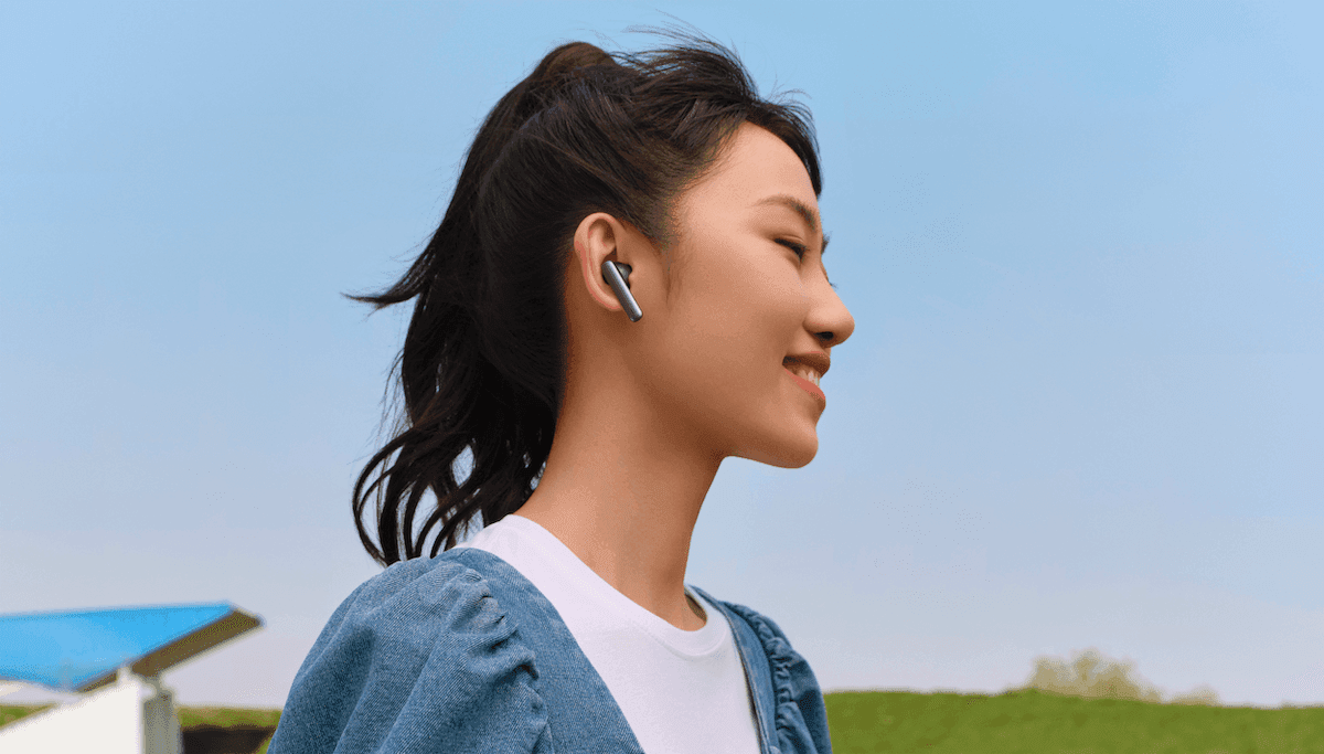 ----- HUAWEI FreeBuds 4i باللون الفضي الجليدي