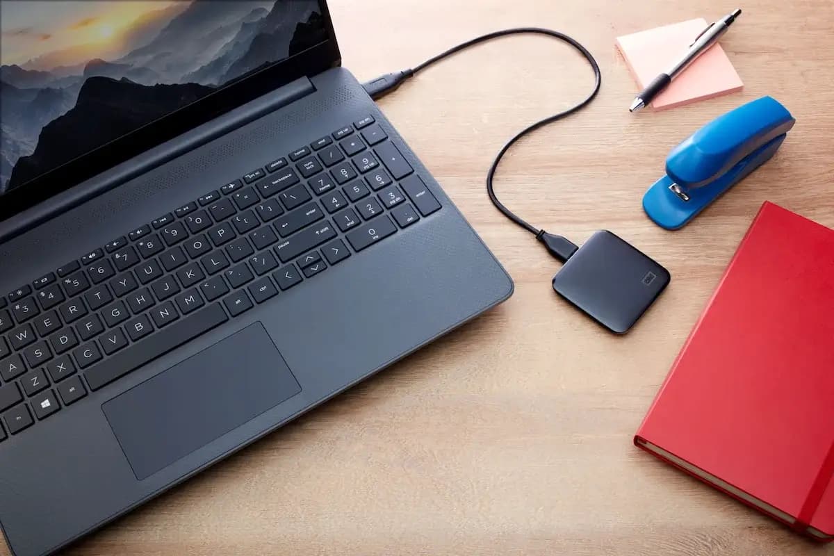 en_us-WD-ElementsSE-ExtDrv-SSD-Life-Img-tabletop-1-LR