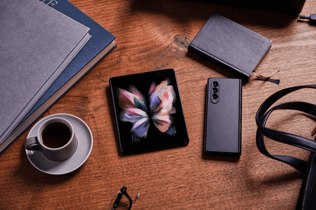 lifestyle_galaxyzfold3_5g_phantomblack