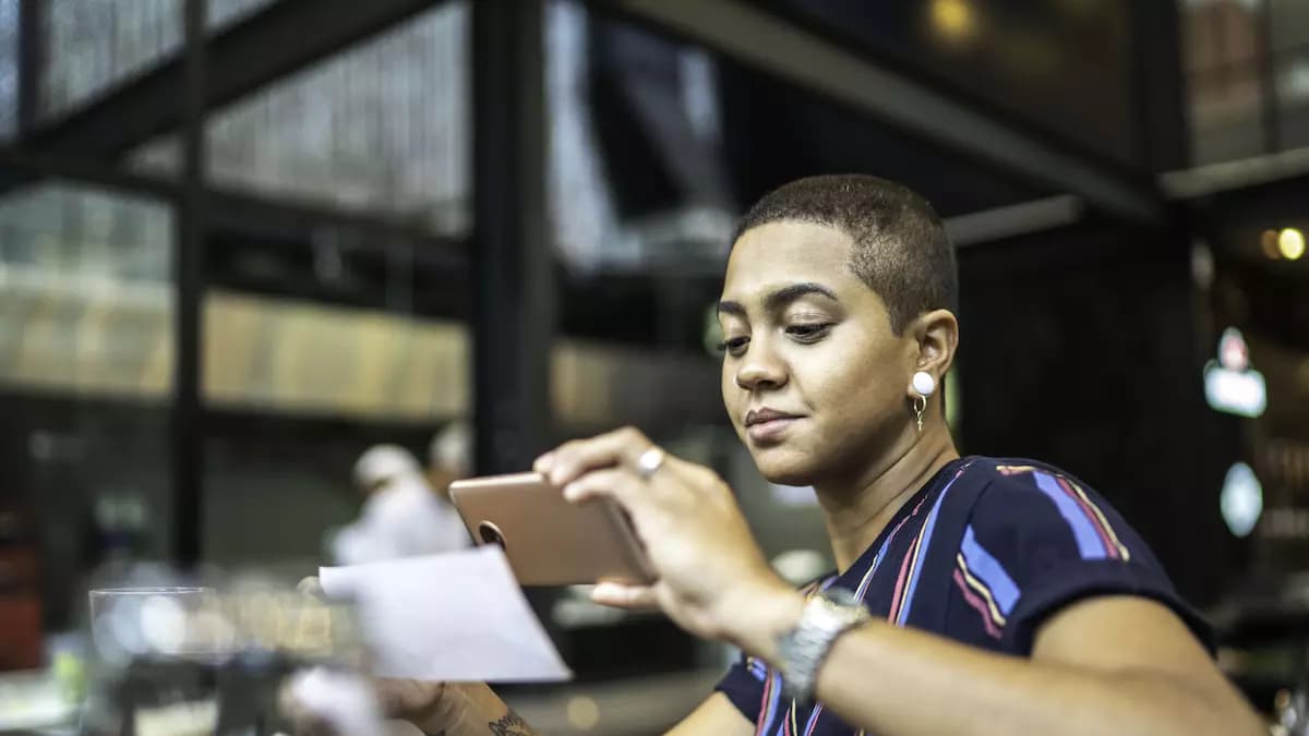 Young woman using her mobile for payment_web