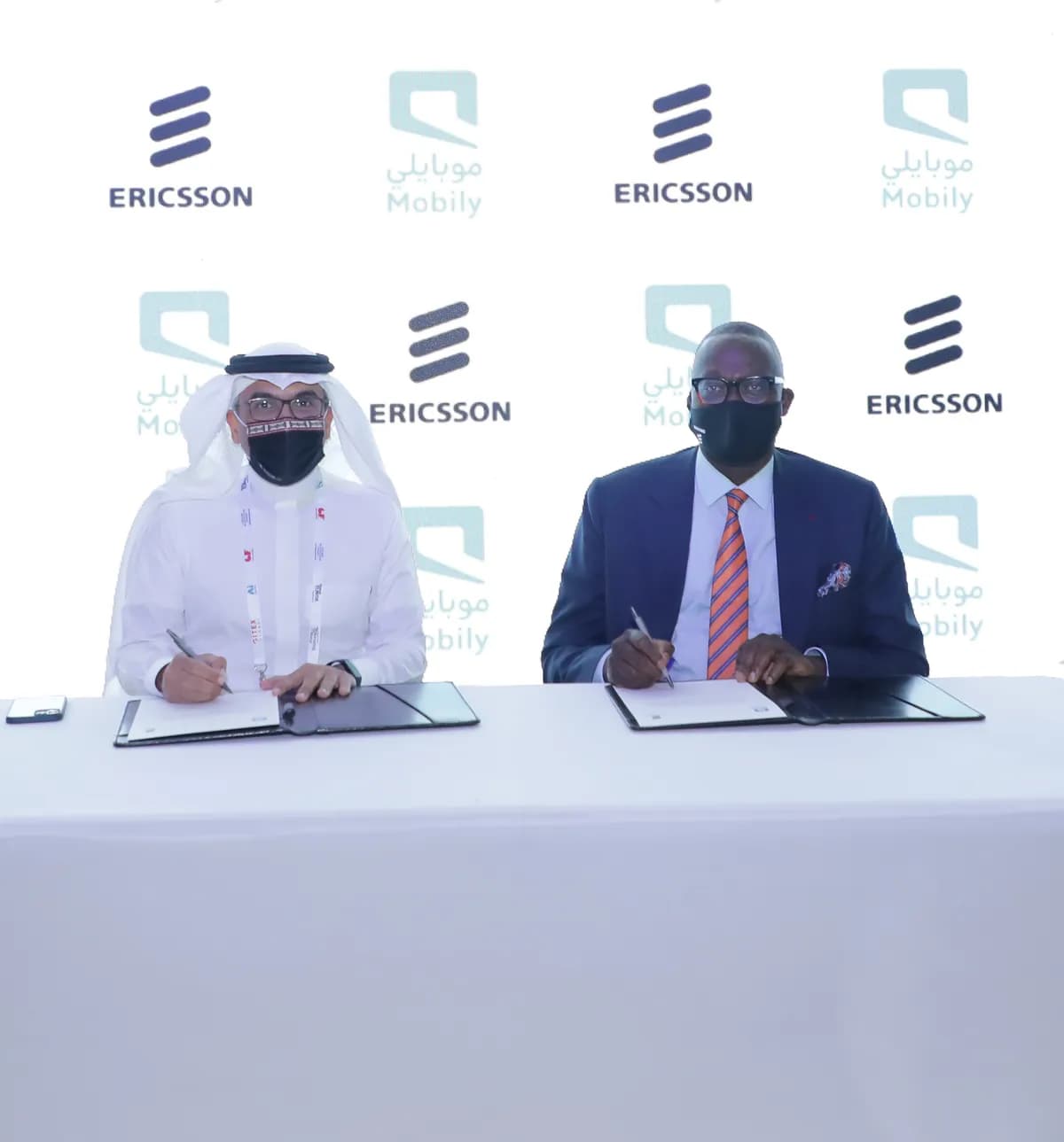 جانب من توقيع الاتفاقية بين موبايلي وإريكسون_ssict_1200_1289