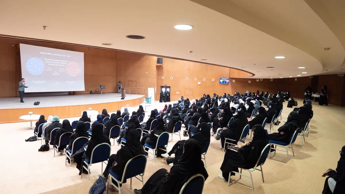 هواوي تقيم جلسات لتدريب 100 طالبة من الكلية التقنية الرقمية للبنات بالرياض على خدمات هواوي للأجهزة الذكية ونظامها الإيكولوجي 5_ssict_1200_676