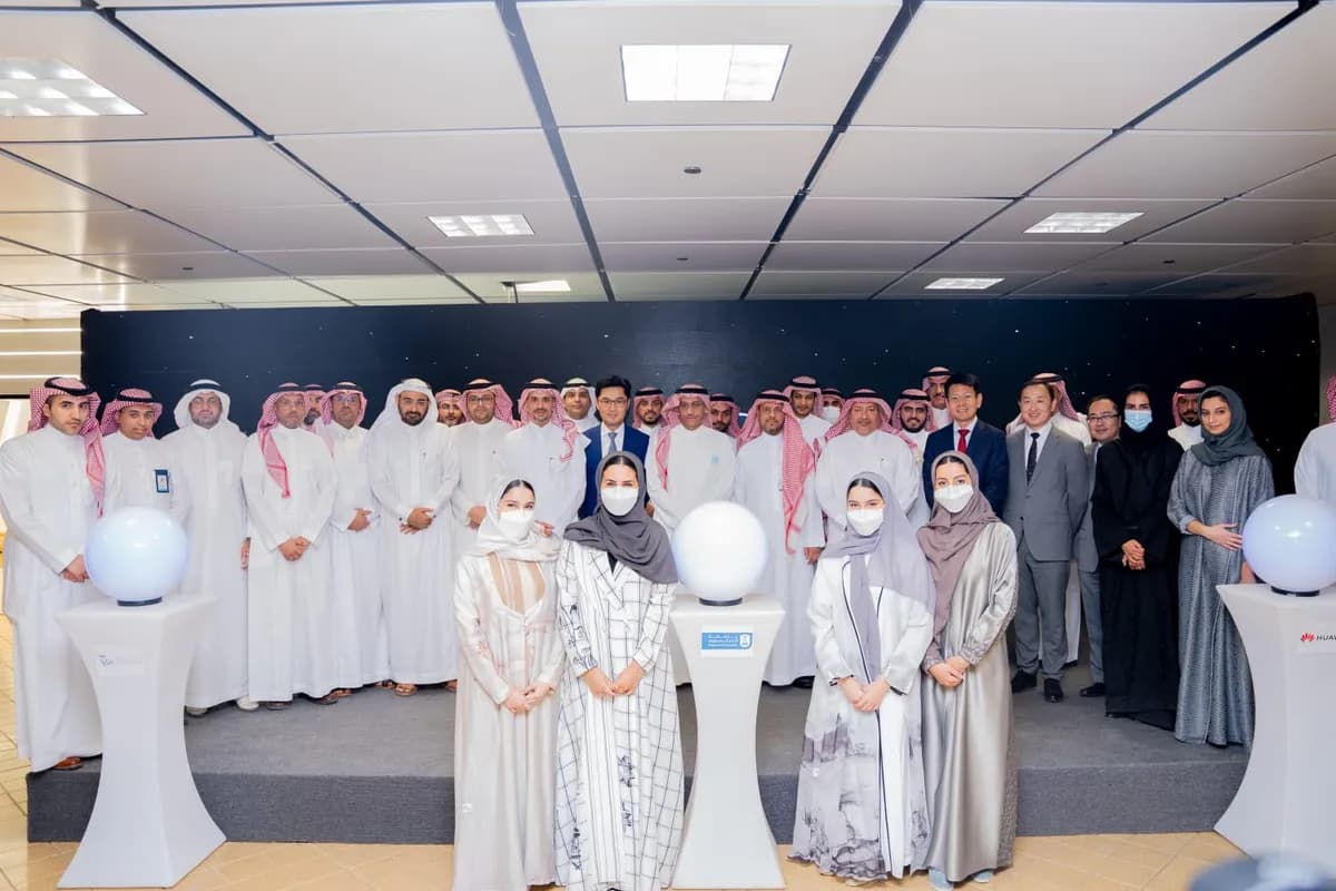 نائب وزير الاتصالات يدشّن المركز الوطني لتقنيات شبكات المستقبل بجامعة الملك سعود بدعم من هواوي 1_ssict_1200_800