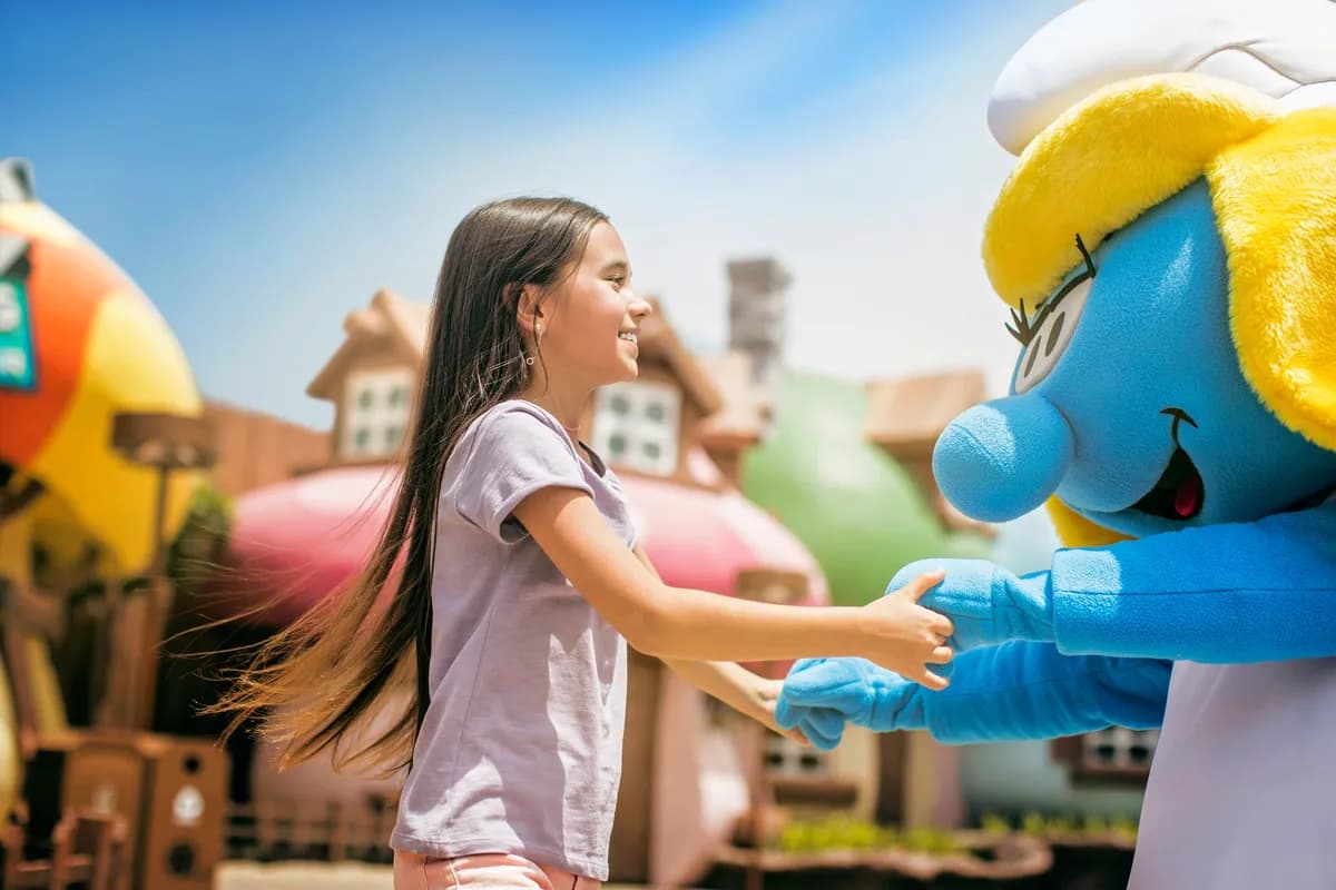 Meet _ Greet - Kid with Smurfette_ssict_1200_800