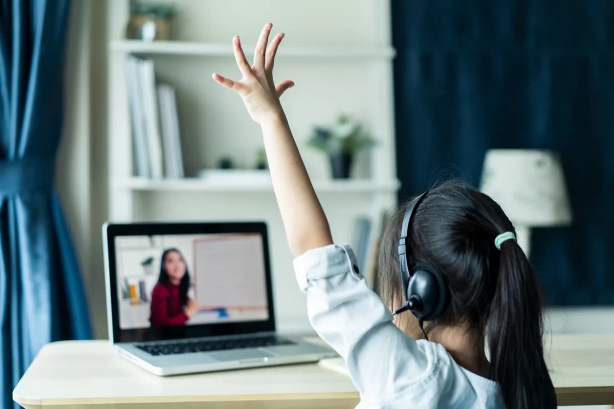 Mastercard White Paper - Inclusion - Girl learning online_ssict_1200_800