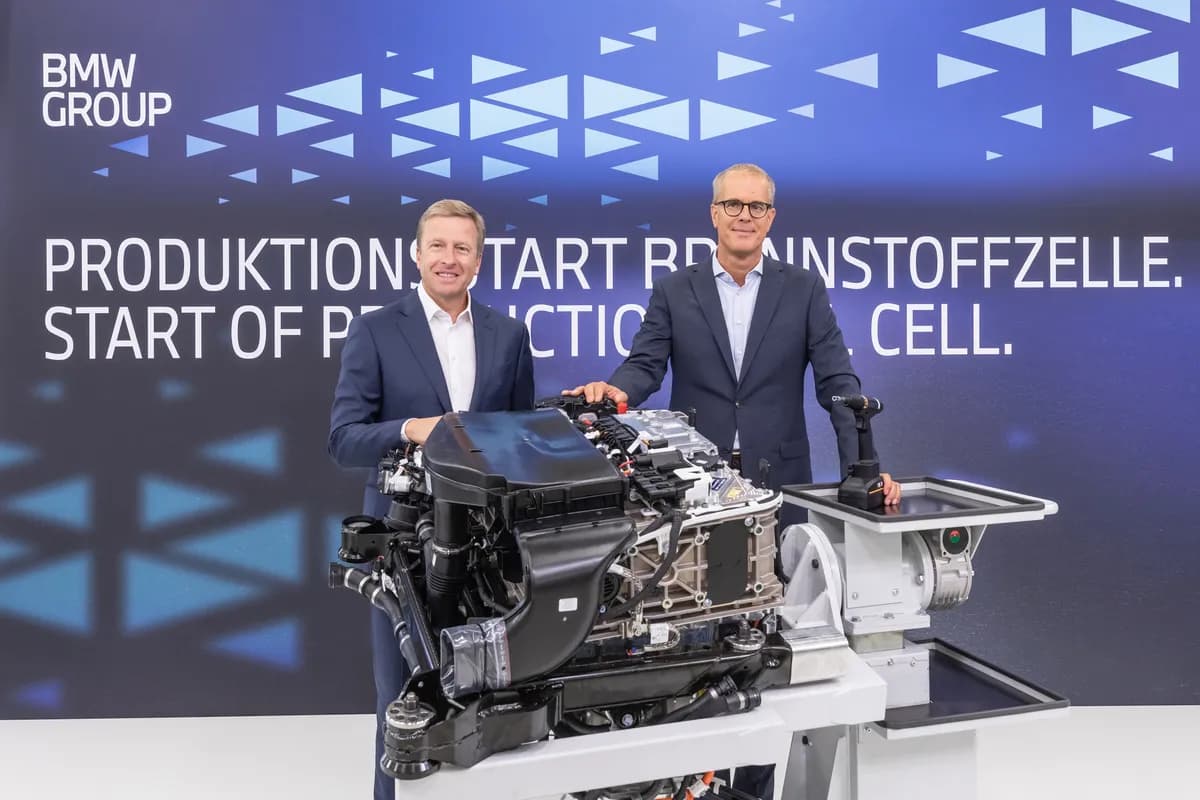 1 - BMW Group commences in-house production of fuel cells for BMW iX5 Hydrogen in Munich - Zipse and Weber_ssict_1200_800