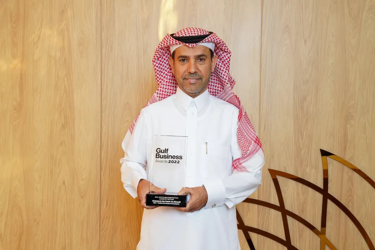 الرئيس التنفيذي لشركة ذاخر للتطوير يحصل على جائزة قائد العقارات والبناء 2022 عن فئة قادة الأعمال في الخليج _ssict_1200_800