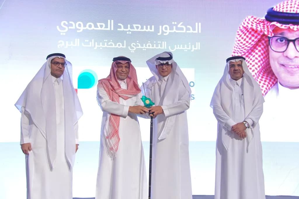 د سعيد العمودي الفائز بجائزة أفضل رئيس تنفيذي في القطاع الصحي_ssict_1024_683