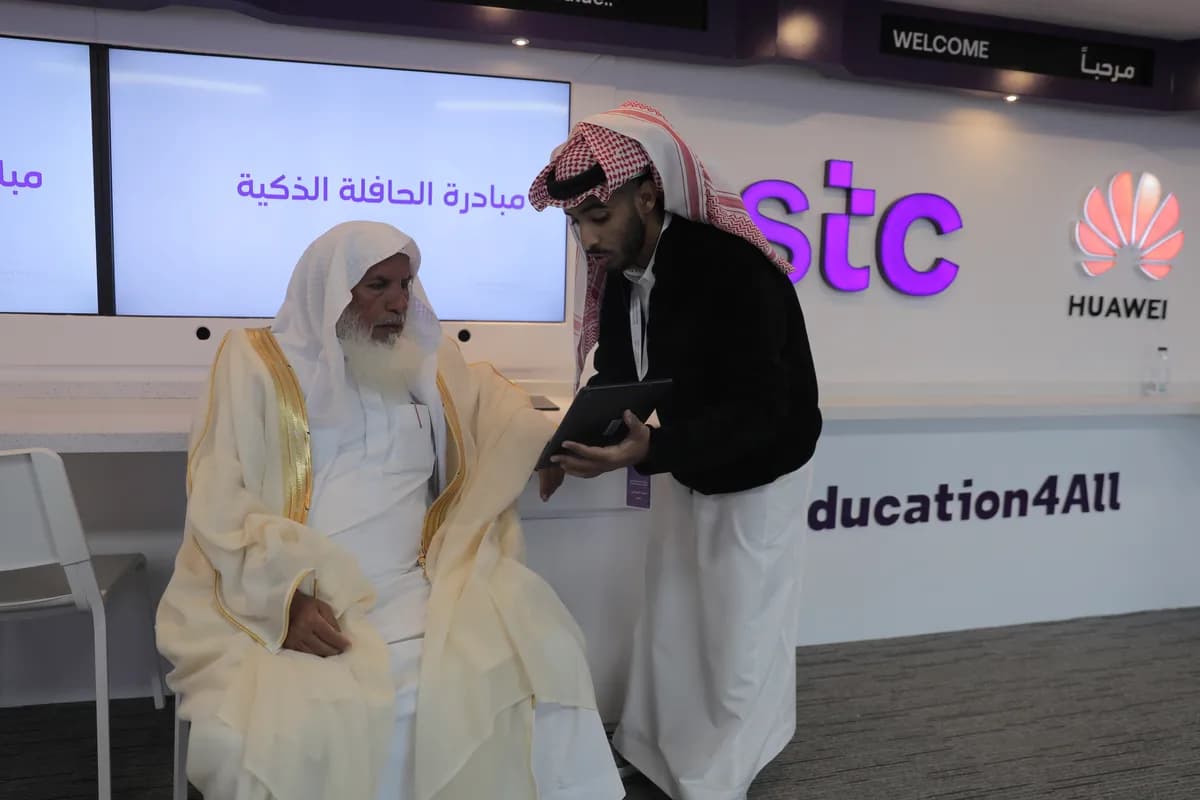 الحافلة الذكية من stcتختتم مرحلتها الأولى في محافظات الرياض لتعزيز المعرفة الرقمية لكبار السن4_ssict_1200_800