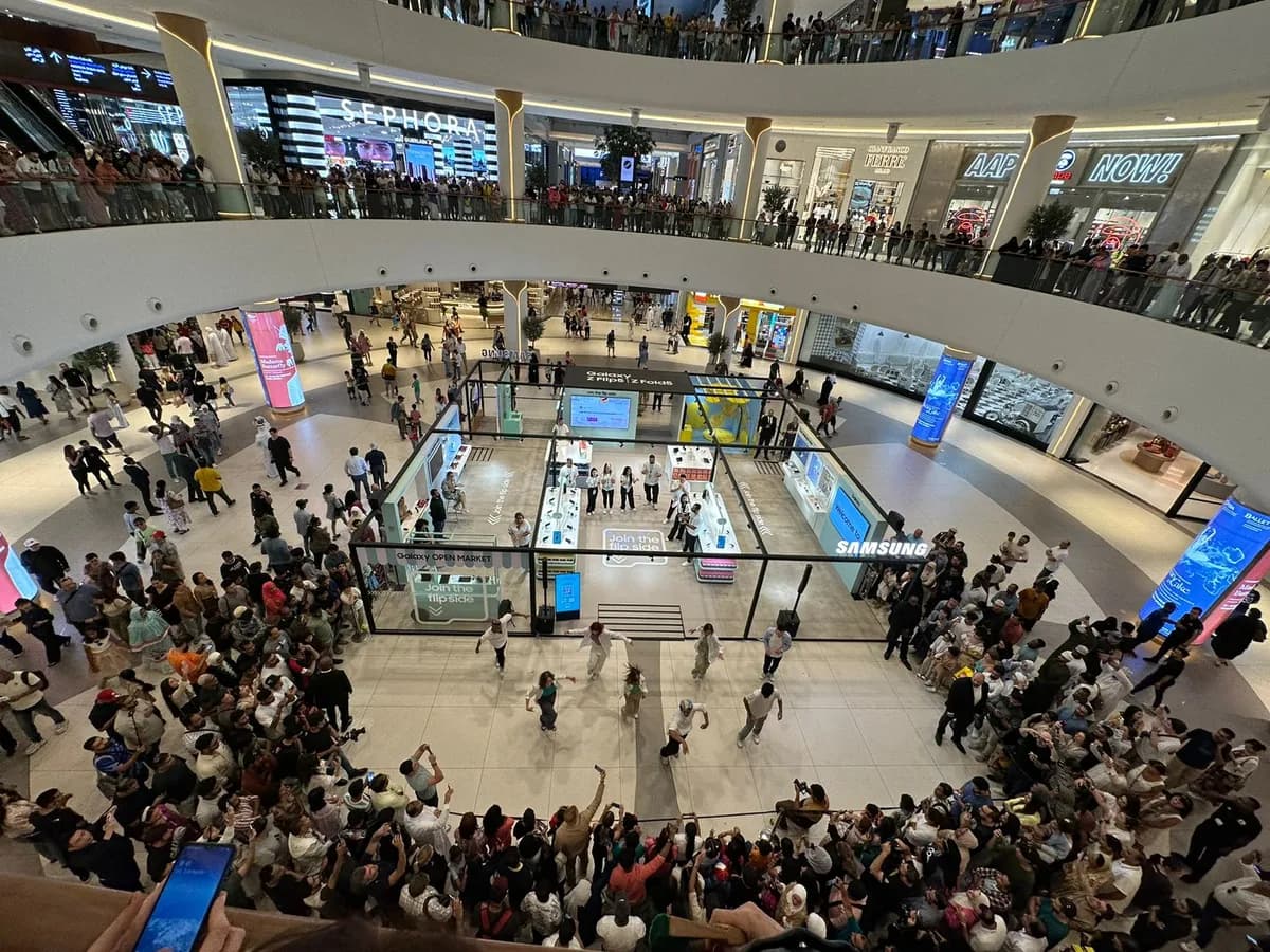A flash mob entertains the crowd at Samsung Galaxy Open Market at the Dubai Mall_ssict_1200_900