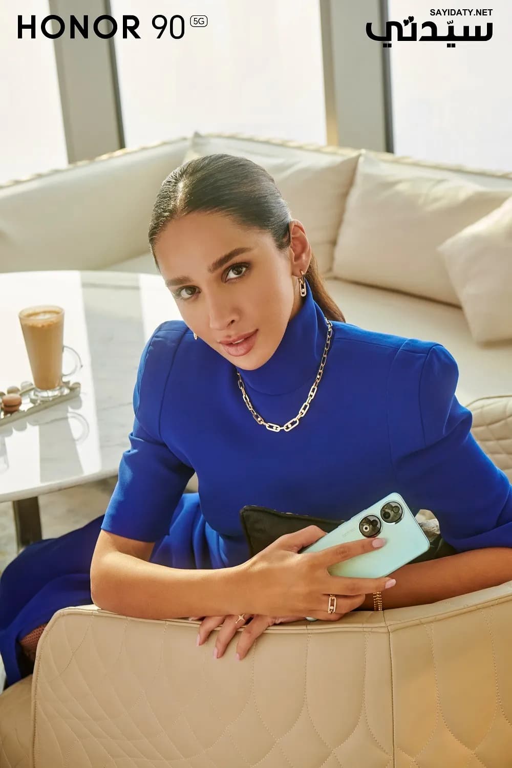 تعاون خاص ومميز بين علامة HONOR ومجلة سيدتي بهدف إظهار روعة هاتف HONOR 90 5G باللون الأزرق الطاووسي2_ssict_1000_1500