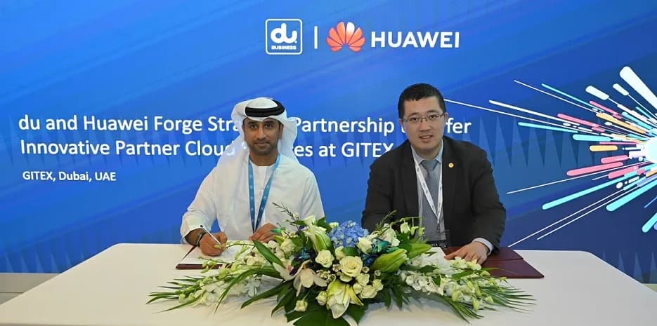 Fahad Al Hassawi, CEO of du, and Liu Jiawei, CEO of Huawei UAE, sign a strategic partnership to offer innovative partner cloud services_ssict_935_465