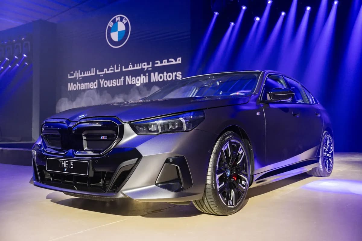 سيارة BMW i5 الكهربائية الجديدة كلياً، الجيل الثامن من الفئة الخامسة، تعيد تعريف مستقبل التنقل في المملكة العربية السعودية2_ssict_1200_800