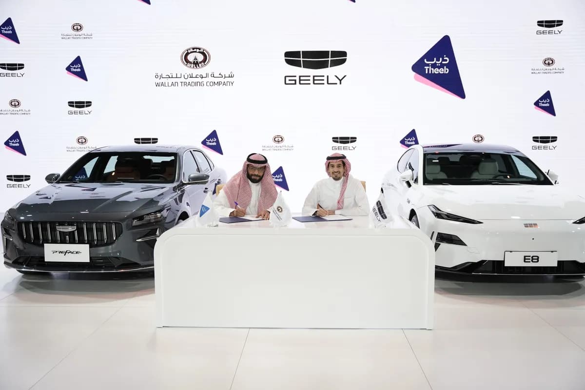 ذيب لتأجير السيارات توقع اتفاقية شراكة مع الوعلان لتزويدها بأسطول من سيارت جيلي جيومتري سي الكهربائية_ssict_1200_800
