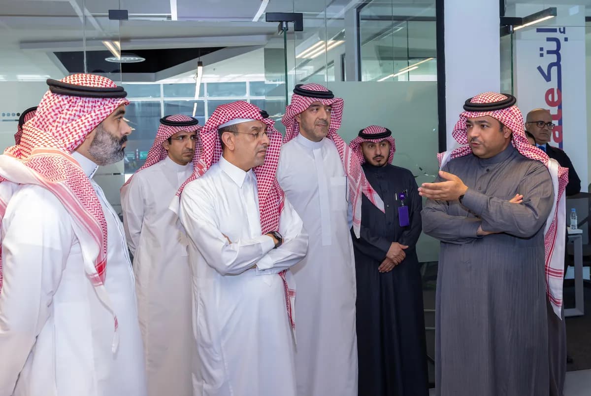 وزير الاتصالات وتقنية المعلومات يطلع على دور مجموعة stc الريادي في تطوير مستقبل تقنيات إنترنت الأشياء1_ssict_1200_803