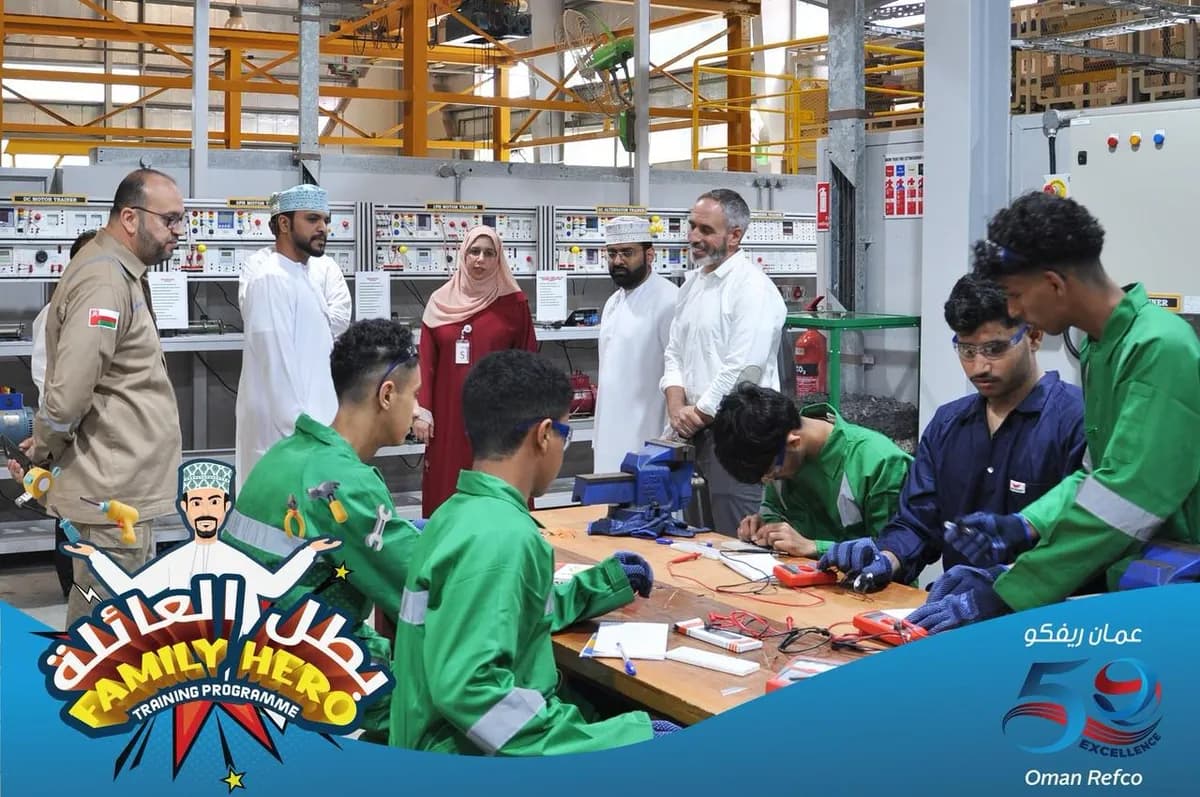 السيدة حجيجة بنت جيفر ال سعيد تمنح الشهادات للطلاب العمانيين الشباب كمبادرة للمسؤولية الاجتماعية للشركات2_ssict_1200_797