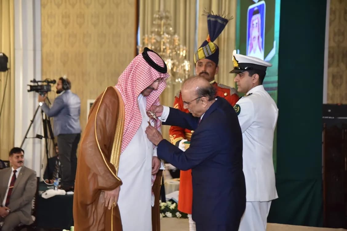 فخامة الرئيس الباكستاني يمنح وسام هلال قائد أعظم للرئيس التنفيذي للصندوق السعودي للتنمية_ssict_1128_752