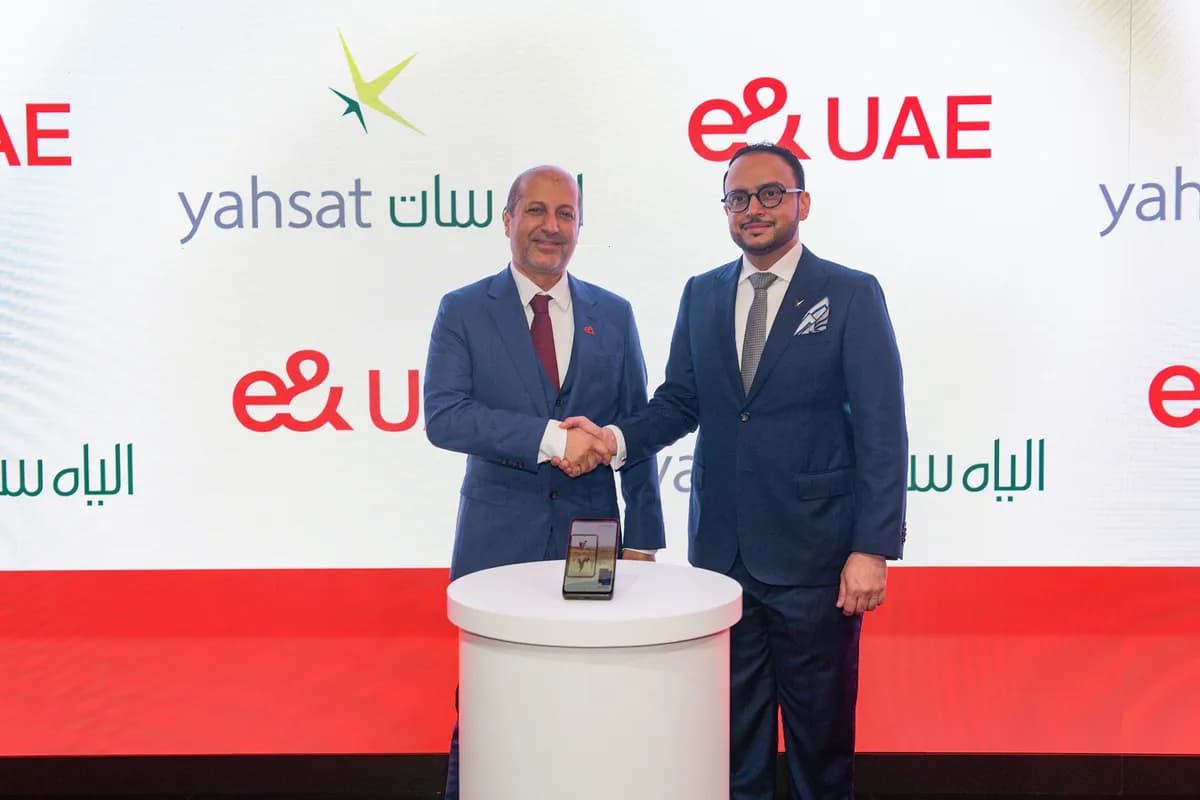مذكرة تفاهم بين إي آند الإمارات والياه سات لتوفير مزايا الاتصالات الفضائية عبر الهواتف الذكية_ssict_1200_800