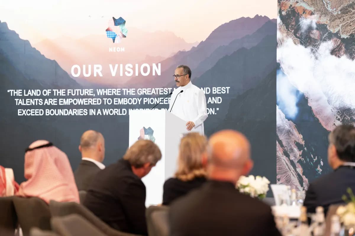 NEOM CEO addresses guests during bankers day - الرئيس التنفيذي لنيوم أثناء إلقاء كلمته أمام الضيوف خلال زيارة ممثلي البنوك والمؤسساتالمالية المحلية وا