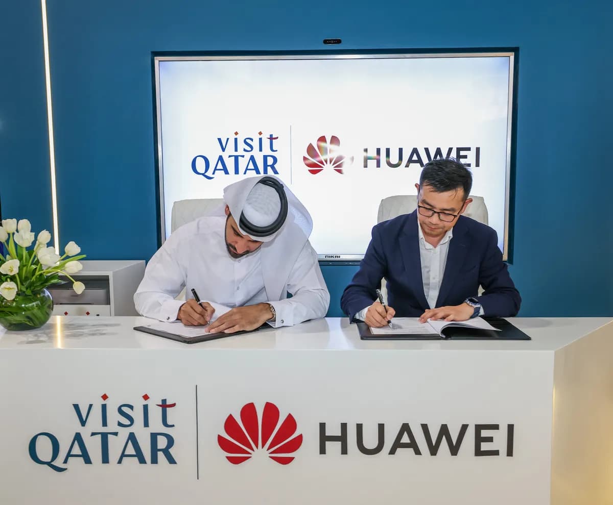 Engr. Abdulaziz Ali Al-Mawlawi, CEO of Visit Qatar, and Justin Chen, Global President of Petal Ads, Huawei Consumer Cloud_ssict_1200_990