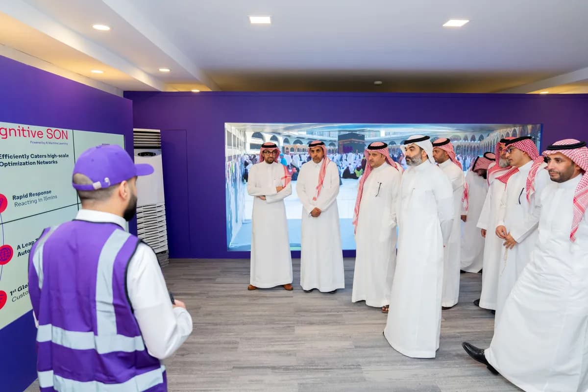 معالي وزير الاتصالات يطّلع على استعدادات مجموعة stc في خدمة ضيوف الرحمن لموسم حج 1445هـ1_ssict_1200_800