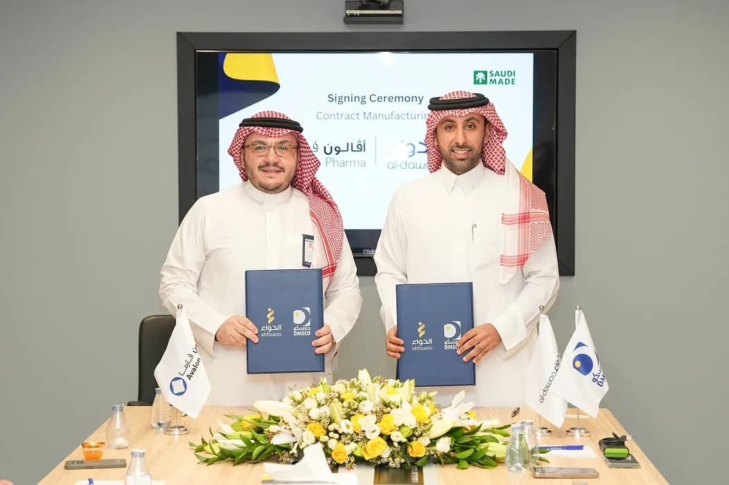 ??????? ???? ??? ر الغنام، العضو المنتدب والرئيس التنفيذي لشركة أفالون فارما والأستاذ فهد الفراج، نائب الرئيس التنفيذي ? ????? ?????_ssict_1052_