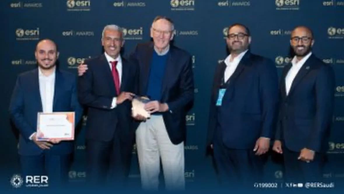 السجل العقاري يحقق جائزة الأداء المتميز لنظم المعلومات الجيومكانية والمقدمة من esri الدولية2_ssict_1179_665