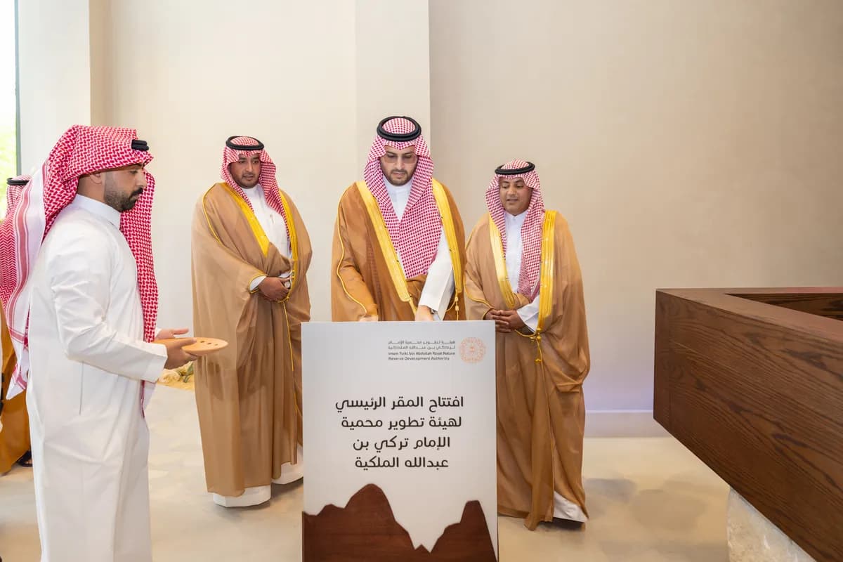 سمو الأمير تركي بن محمد بن فهد يُدشن المبنى الرئيسي لهيئة تطوير محمية الإمام تركي بن عبدالله الملكية ويرأس اجتماع مجلس الإدارة2_ssict