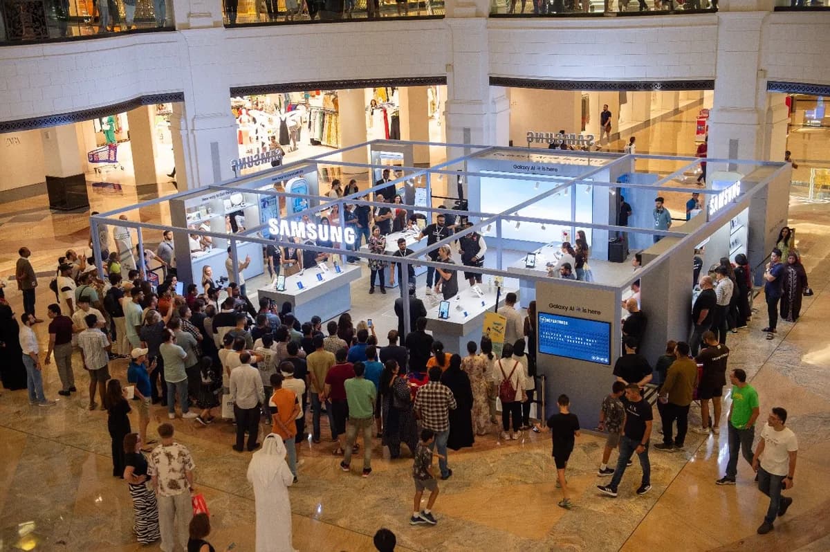 Crowd at the Samsung Galaxy Experience Space at Mall of the Emirates_ssict_1200_798