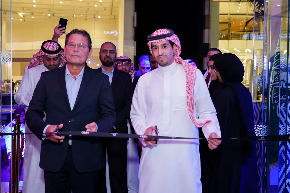 Jerome Pannaud and Abdulaziz Al-Wallan open Renault showroom in Jeddah_ssict_1200_800