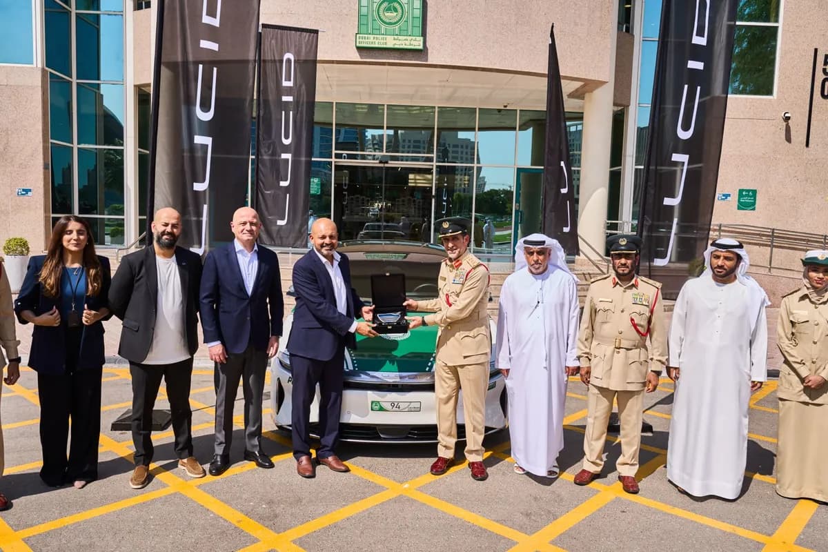 شرطة دبي تضم سيارة لوسِد اير جراند تورينج الكهربائية إلى أسطولها من الدوريات الأمنية السياحية3_ssict_1200_800