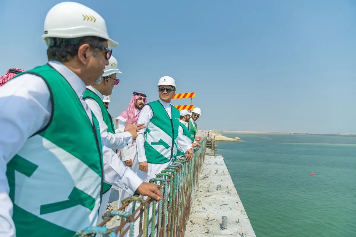 معالي الجاسر يقف على مشروع الجسر البحري (صفوى-رأس تنورة) الأول من نوعه داخل المملكة1_ssict_1200_800
