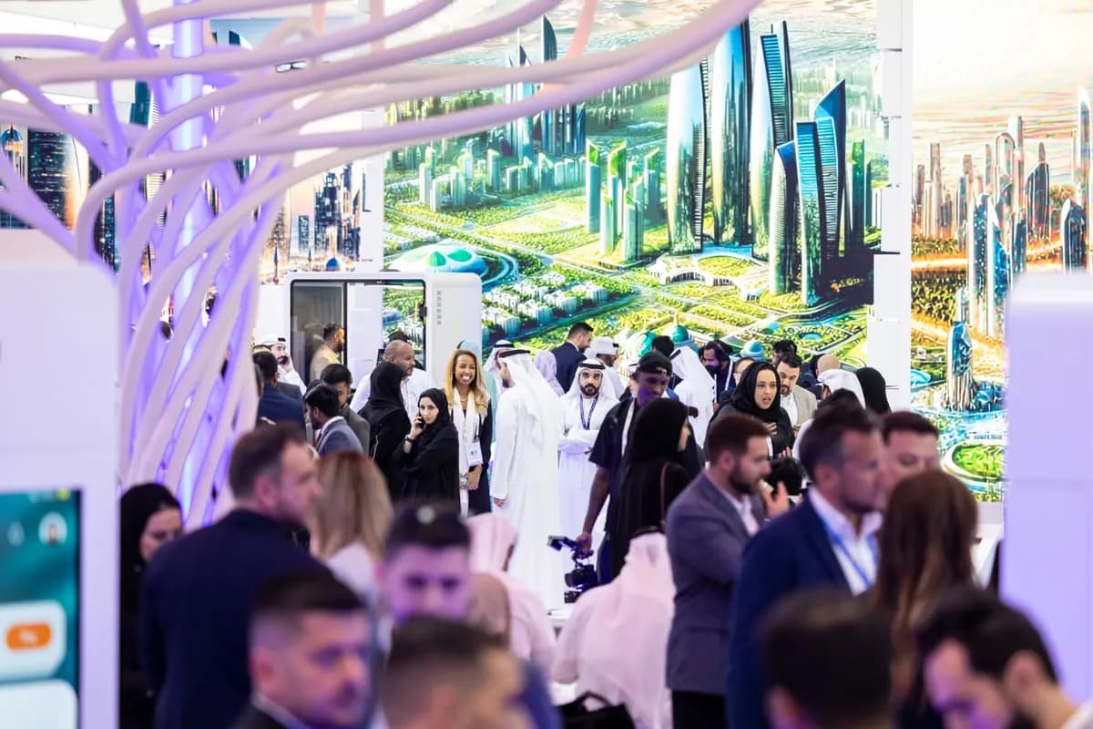 ???? ???????? ???? مكانتها الرائدة في دعم المدن الذكية واستعرضت ريادتها من خلال التقنيات الفريدة ومنها روبوت المسح الضوئي ومسيرة بحرية لتخطيط