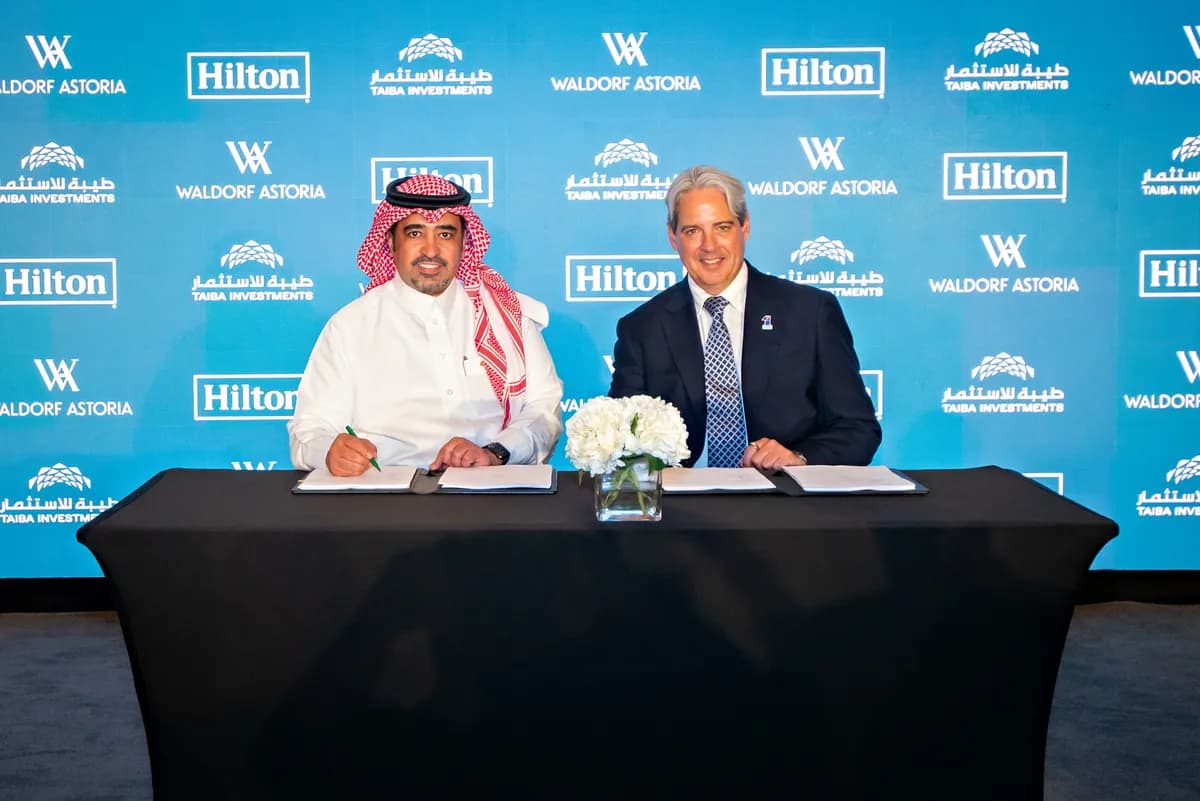 Signing Ceremony - Sultan Al Otaibi, CEO Taiba Investments and Guy Hutchinson, President, MEA, Hilton_ssict_1200_801