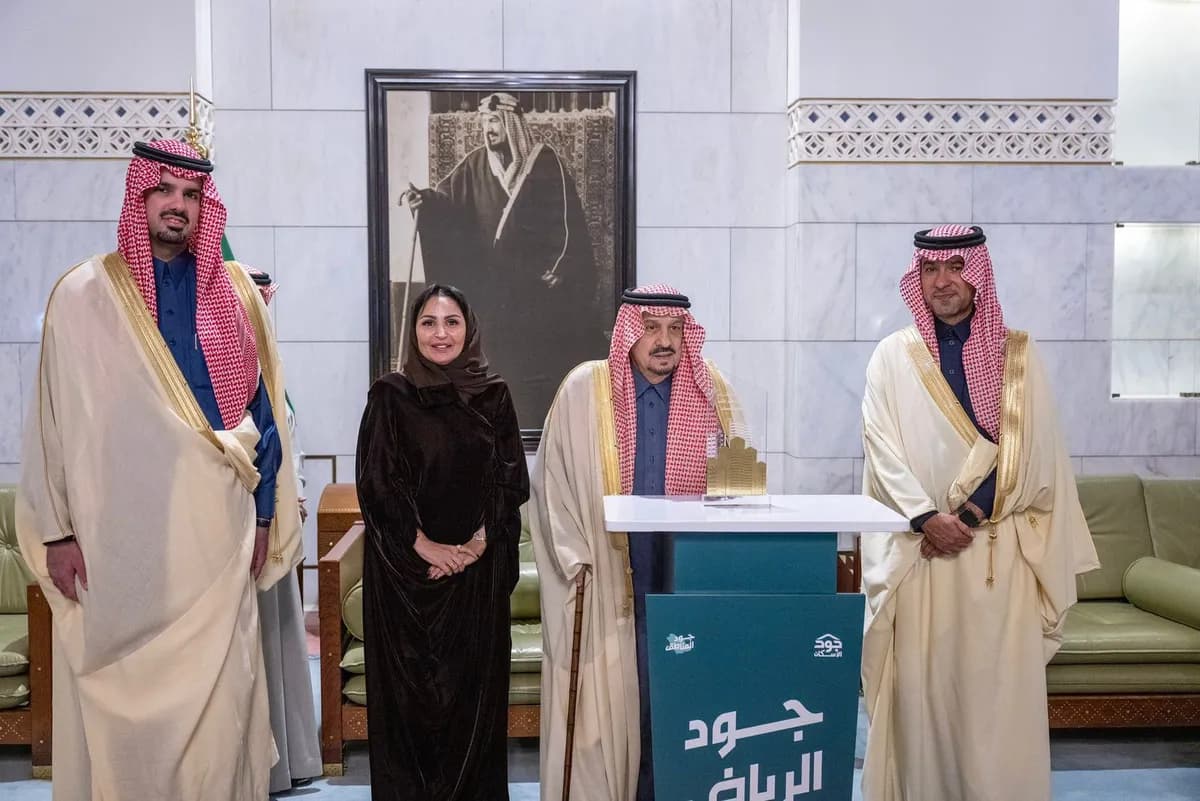 الأمير فيصل بن بندر يكرم مجموعة stc ضمن كبار المانحين لبرنامج الإسكان التنموي_ssict_1200_801