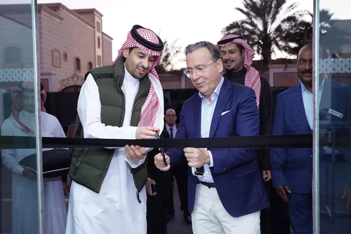 الوعلان للتجارة تفتتح في الرياض مركز رينو المتكامل لخدمات الصيانة العصرية 2_ssict_1200_800