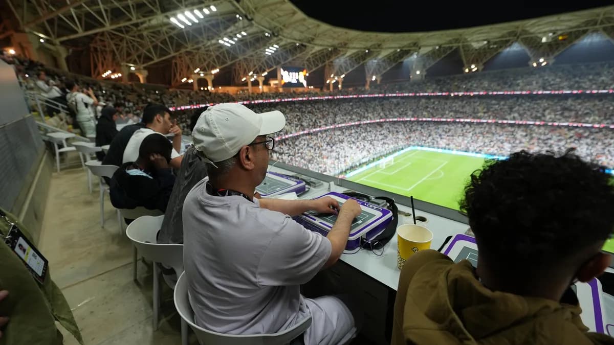 مجموعة stc تمكّن المكفوفين من عيش أجواء كرة القدم خلال بطولة كأس السوبر الاسباني2_ssict_1200_675