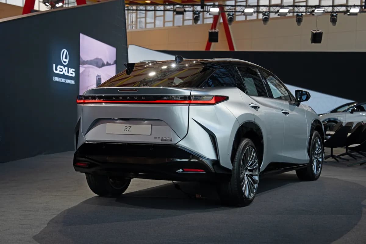 2025-lexusrzluxury-normalsw-002_ssict_1200_800