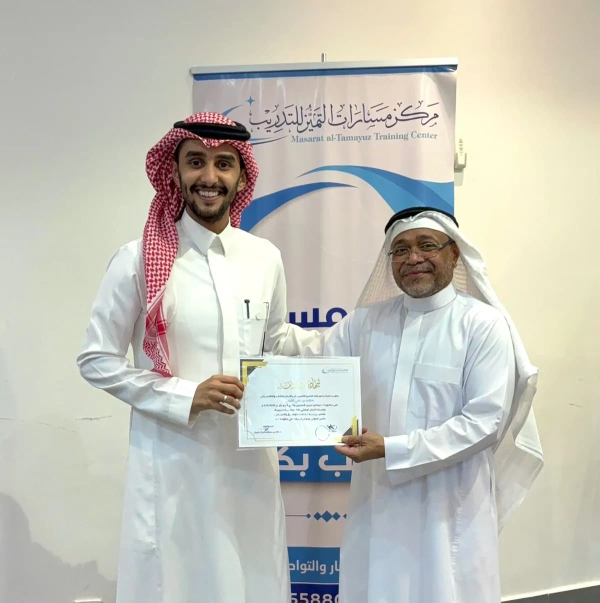 الدكتور مهند بن علي القرني يختتم دورة تدريب المدربين في مركز مسارات التميز للتدريب._ssict_1200_1206