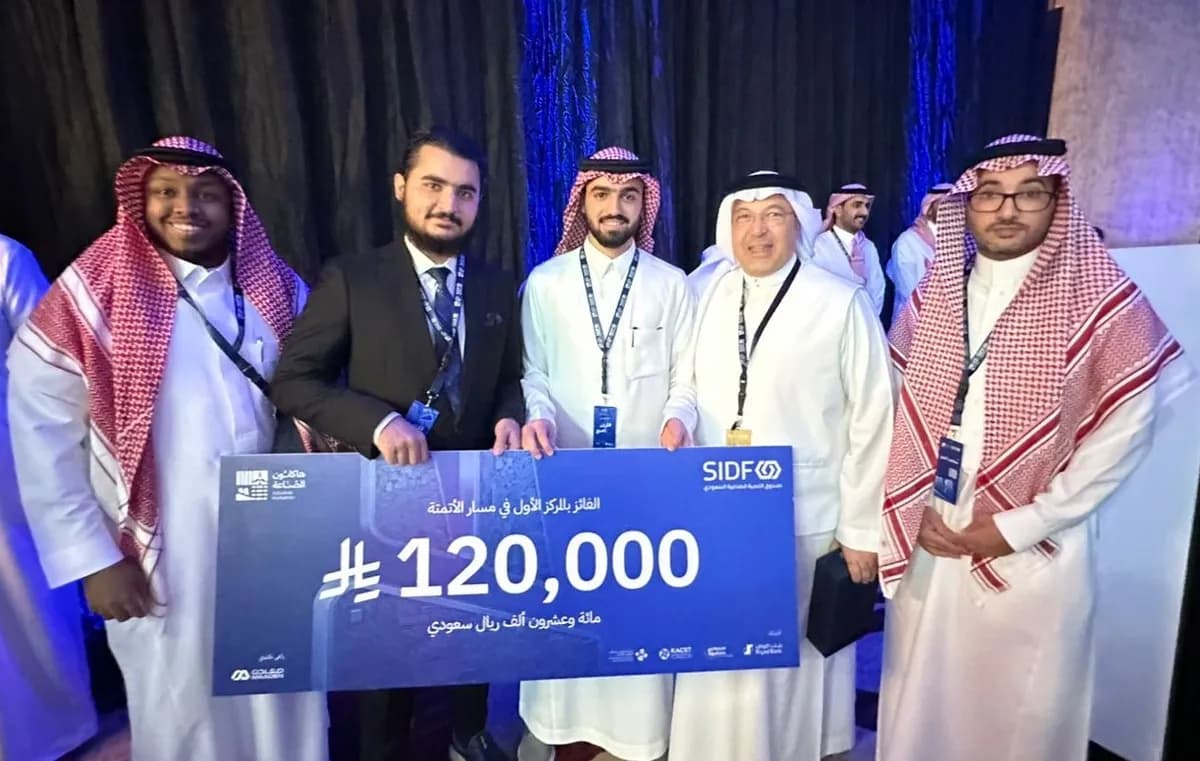 تكنولوجيات الصحراء تقود فريق الجامعة الإسلامية مِسبَار نحو الفوز في تحدي الأتمتة الصناعي 2025.1_ssict_1200_761