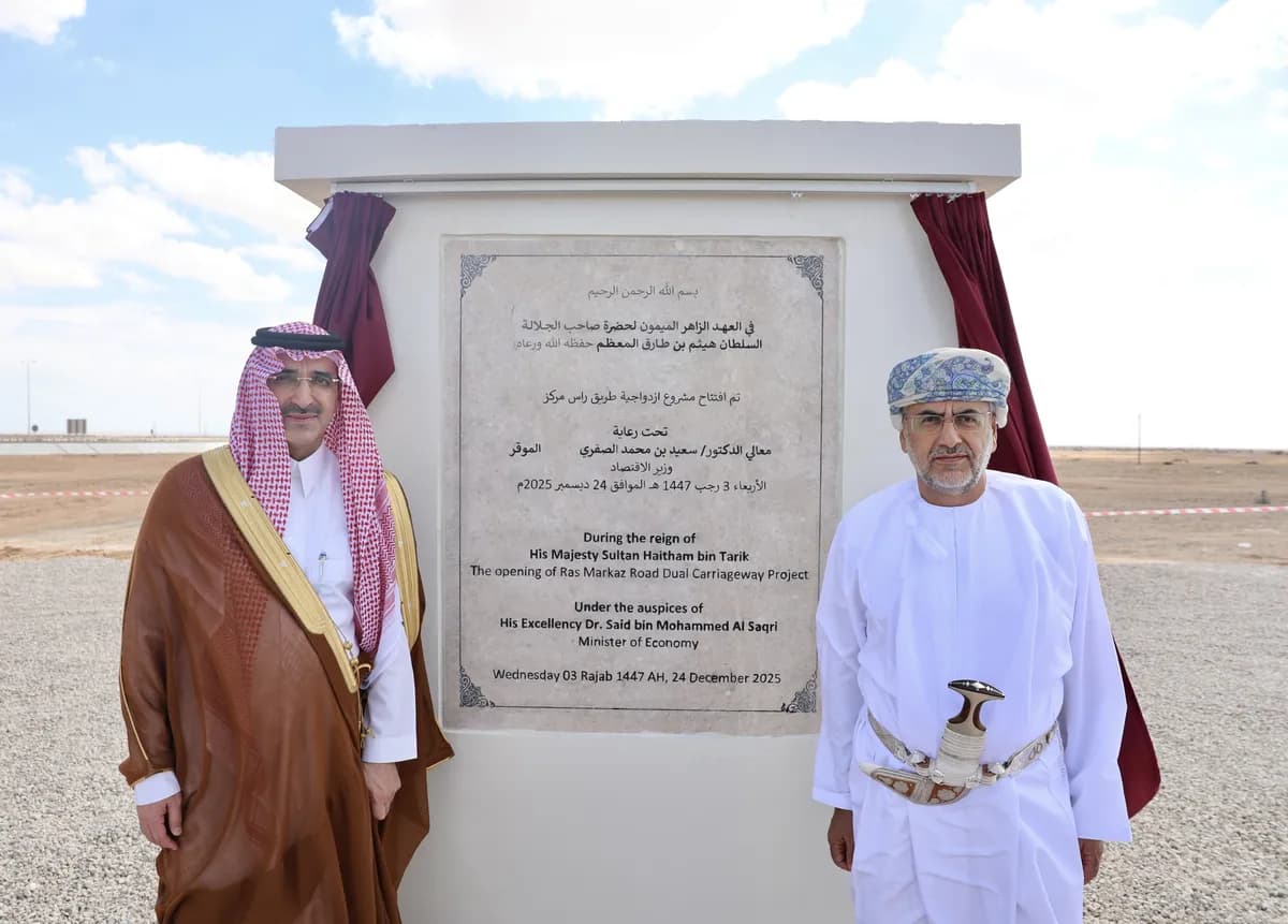 سلطان المرشد الرئيس التنفيذي للصندوق السعودي للتنمية يشارك في افتتاح مشاريع طرق الدقم في سلطنة عمان._ssict_1200_861