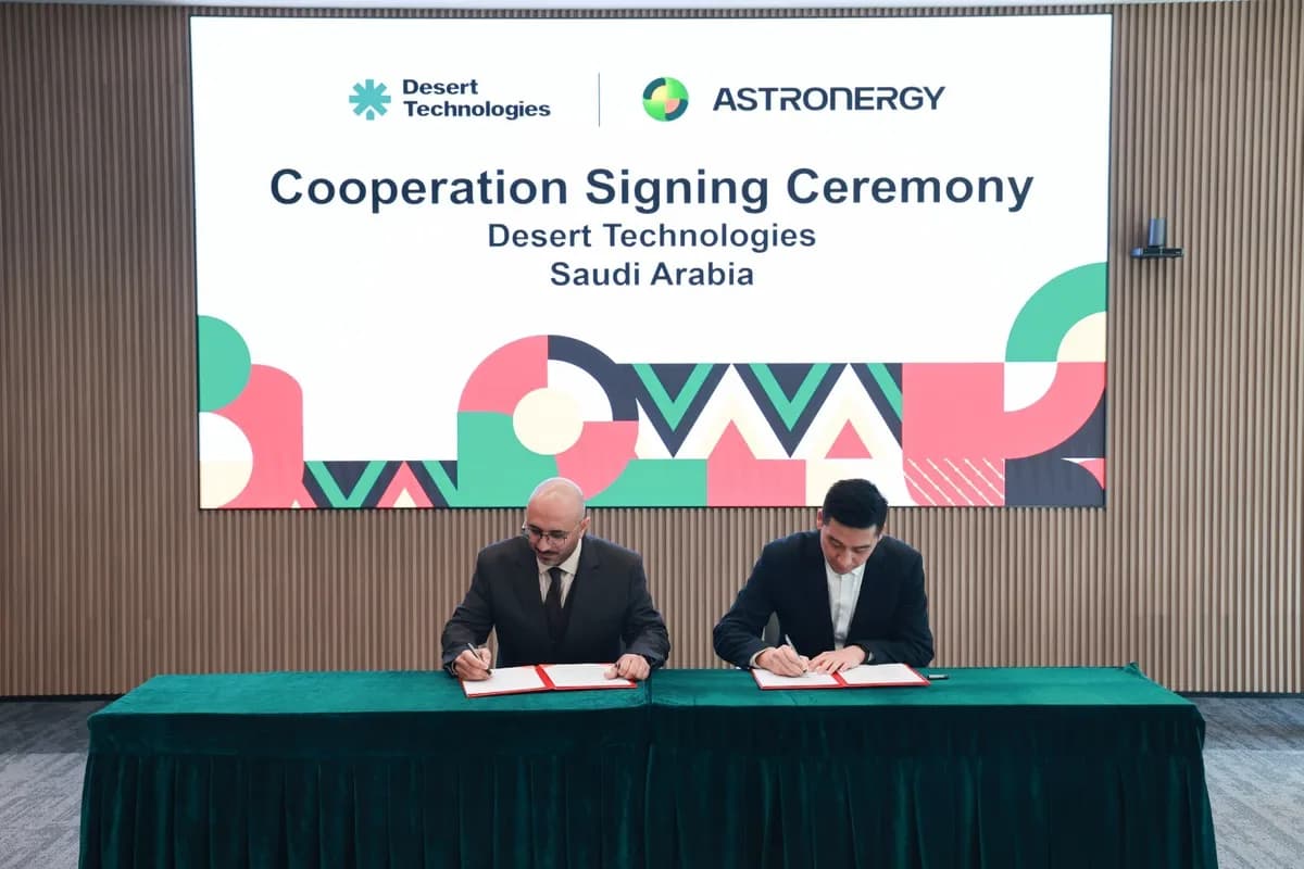 Desert Technologies and Astronergy executives signing 13 MWp solar module supply agreement December 2025 Saudi Arabia1_ssict_1200_800